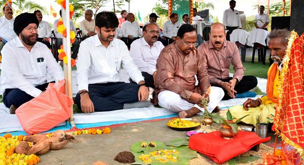 कृषि मंत्री श्री नेताम ने मिट्टी एवं बीजों की पूजा की और ट्रैक्टर चलाकर बीजों की बुआई की