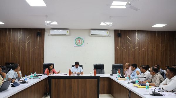 बस्तर मुन्ने और नियद नेल्लानार 2.0 पर बड़ा फोकस : कलेक्टर, सीईओ ने पटवारी और सचिवों को दिए सख्त निर्देश