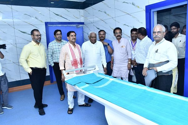  जिला चिकित्सालय में आधुनिक स्वास्थ्य सेवाओं की सुदृढ़ पहल केन्द्रीय राज्यमंत्री तोखन साहू ने किया सीटी स्कैन मशीन का अवलोकन