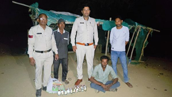 अवैध रूप से धन अर्जित करने की लालसा रखने वाले 2 आरोपी गिरफ्तार