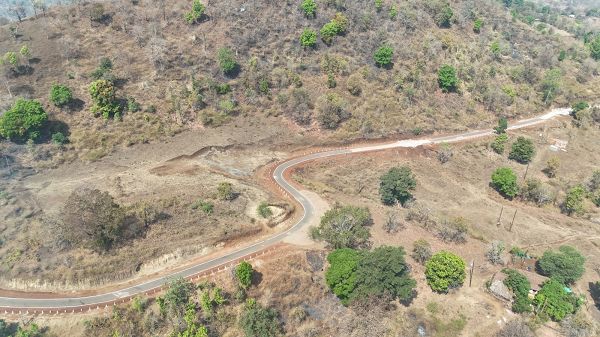 पहाड़ों के बीच बसा चाऊरडोंगरी अब बारहमासी सड़क संपर्क से जुड़ा