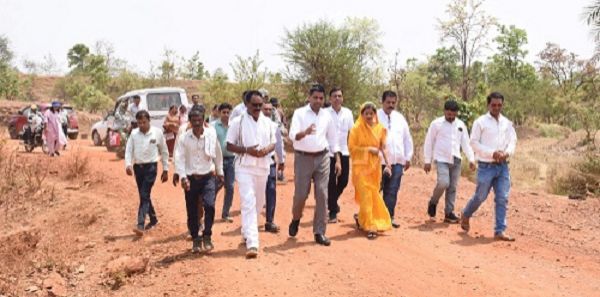 कलेक्टर ने ग्राम घुपसाल में नाला बोरी बंधान कार्य का किया अवलोकन