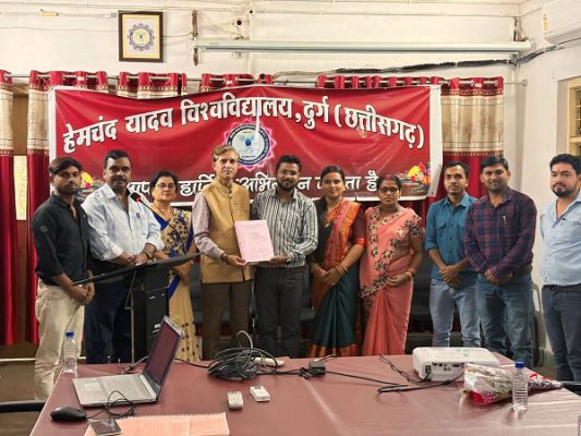  बस्तर के गोंड जनजाति संस्कृति में अध्ययन करने पर हरीष चन्द्राकर को मिला पी-एच.डी. उपाधि