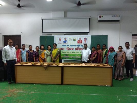 महिलाओं को मिला खस की जड़ों से माला-तोरण सहित 7 उत्पाद बनाने का प्रशिक्षण