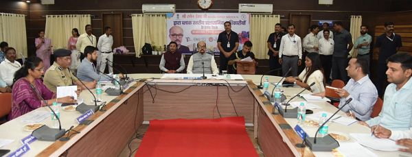 राज्यपाल श्री रमेन डेका ने ली ब्लॉक स्तरीय प्रशासनिक अधिकारियों की समीक्षा बैठक