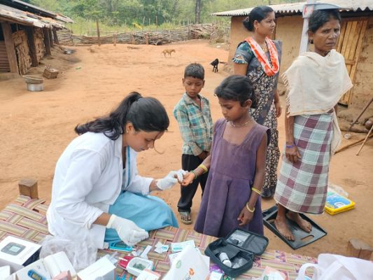 विशेष लेख : 11 किमी की दूरी नहीं बनी बाधा, स्वास्थ्य टीम पहुंची लोहागांव के हर दरवाजे तक