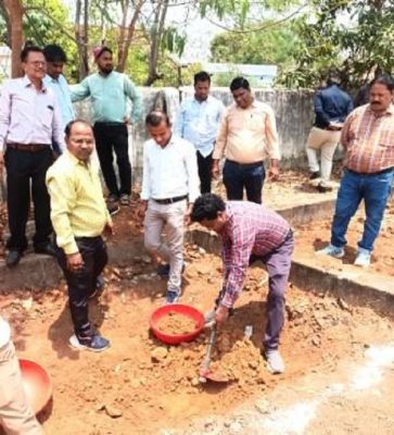 मोर गांव मोर पानी अभियान 2.0 : सीईओ नंदनवार ने श्रमदान कर सोख्ता गड्ढा निर्माण कार्य में निभाई सहभागिता