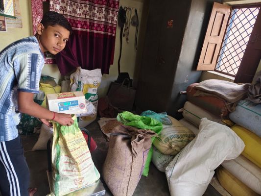 *पिता के साथ व्यवसाय करते-करते बेटे ने लहराया परचम, दसवीं में हासिल किए 93% अंक