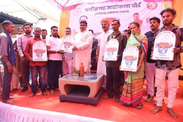 मजदूर दिवस पर 21 कुम्हारों को इलेक्ट्रिक चाक