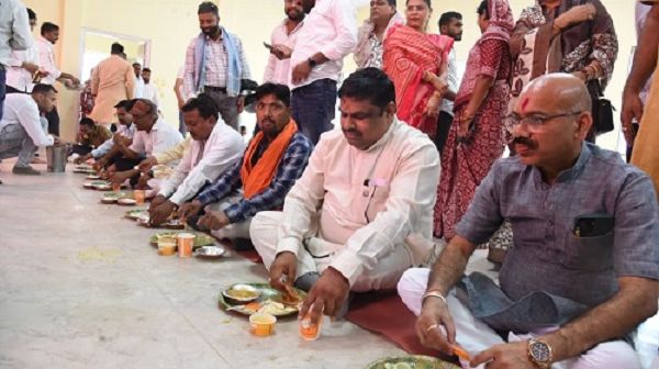 कैबिनेट मंत्री गजेन्द्र यादव ने मजदूरों के साथ पंगत में बैठकर किया भोजन