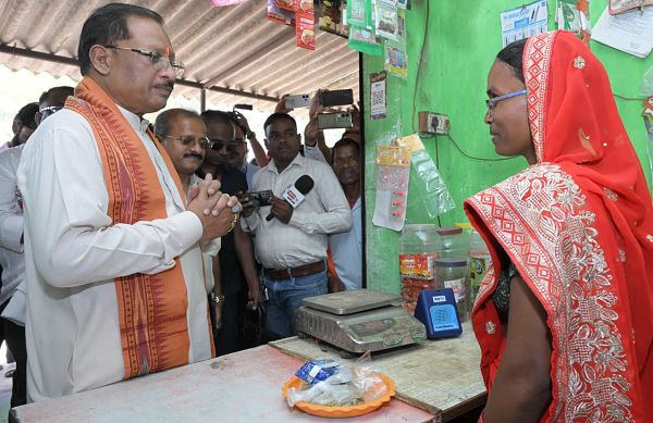 मुख्यमंत्री श्री साय पहुंचे &lsquo;लखपति दीदी&rsquo; सुमिला की किराना दुकान : लौंग-इलायची से हुआ आत्मीय स्वागत  