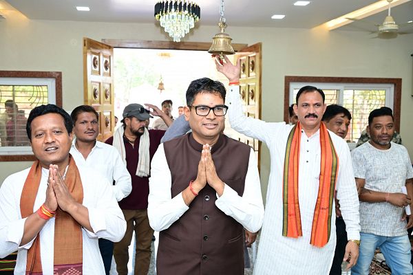 रायगढ़ के राधा कृष्ण मंदिर में वित्त मंत्री श्री ओपी चौधरी एवं स्वास्थ्य मंत्री श्री श्याम बिहारी जायसवाल ने की पूजा-अर्चना