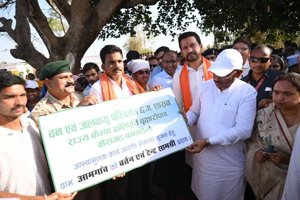 सुशासन तिहार: मुख्यमंत्री श्री विष्णु देव साय ने समाज प्रमुख को सौंपा टेंट एवं बर्तन सामग्री, ग्राम आमगांव में बढ़ेगा रोजगार  