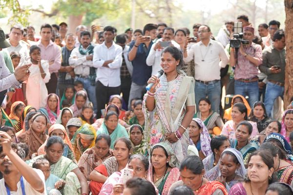 आम की छांव में बदले सपनों के मायने: मुख्यमंत्री ने कहा-&ldquo;अब करोड़पति दीदी बनने की सोचिए&rdquo;