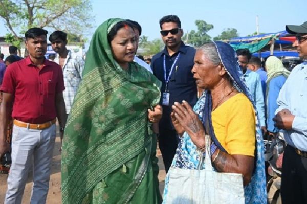 सिलफिली बाजार में मंत्री लक्ष्मी राजवाड़े ने औचक भ्रमण कर आमजन से किया सीधा संवाद