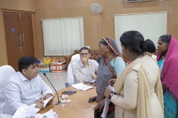जनदर्शन में कलेक्टर कुणाल दुदावत ने सुनी आमनागरिकों की समस्याएं