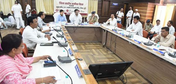  &rsquo;अधिकारी-कर्मचारी अनुशासित और संकल्पित होकर विकसित छत्तीसगढ़ के लिए करें काम: प्रभारी सचिव श्री बोरा&rsquo;