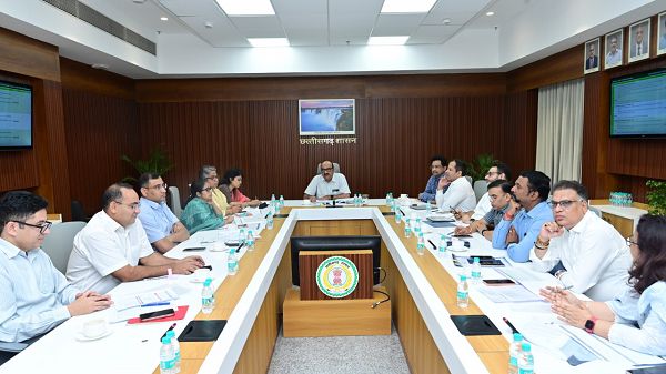 मुख्य सचिव ने महत्वपूर्ण योजनाओं के क्रियान्वयन की समीक्षा 