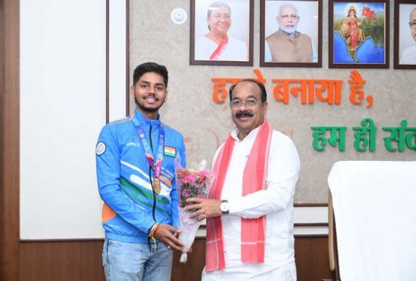  उप मुख्यमंत्री श्री अरुण साव से छत्तीसगढ़ के अंतरराष्ट्रीय शूटर दिव्यांशु ने की मुलाकात