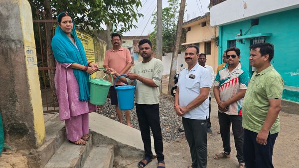 पार्षद सालिक बंजारे के द्वारा पार्षद  निधि सें डस्टबिन वितरण किया गया