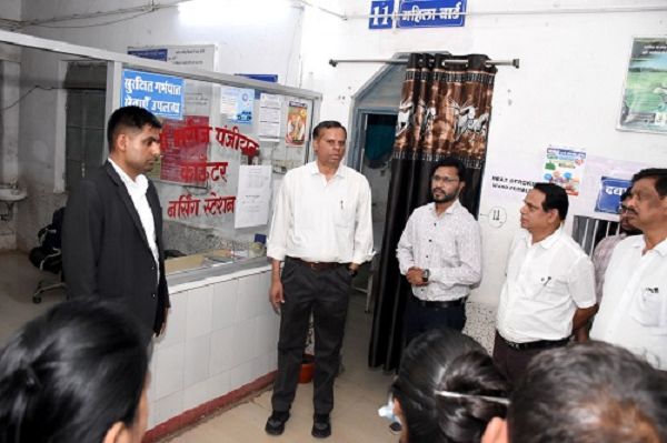 संभागायुक्त एवं कलेक्टर ने छुरिया में सामुदायिक स्वास्थ्य केन्द्र एवं जनपद पंचायत कार्यालय का किया आकस्मिक निरीक्षण
