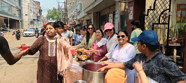 ज्येष्ठ अमावस्या पर राधा कृष्ण मंदिर में शरबत-भोग प्रसादी वितरण, मातृशक्ति ने संभाली सेवा व्यवस्था