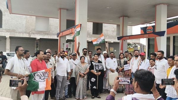 पेट्रोल डीजल की बढ़ती कीमतों को लेकर शुभ पेट्रोल पंप नहर के पास प्रदर्शन किया गया 