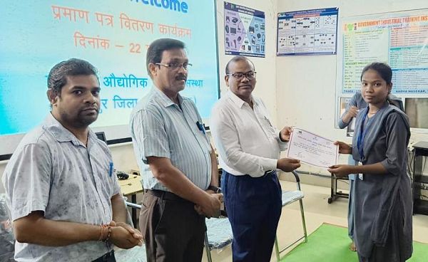 रजत उत्सव : प्रमाण पत्र पाकर खिले प्रशिक्षार्थियों के चेहरे