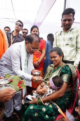 &rsquo;मुख्यमंत्री श्री विष्णु देव साय ने बच्चों को कराया अन्नप्राशन, गर्भवती महिलाओं की गोदभराई कार्यक्रम में दी शुभकामनाएं