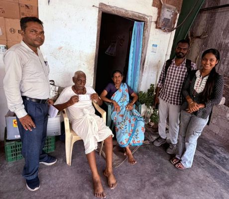 सुशासन तिहार 2026 : चलने में असमर्थ बुजुर्गों के द्वार पहुंची स्वास्थ्य विभाग की टीम, घर बैठे बन रहे आयुष्मान वय वंदन कार्ड