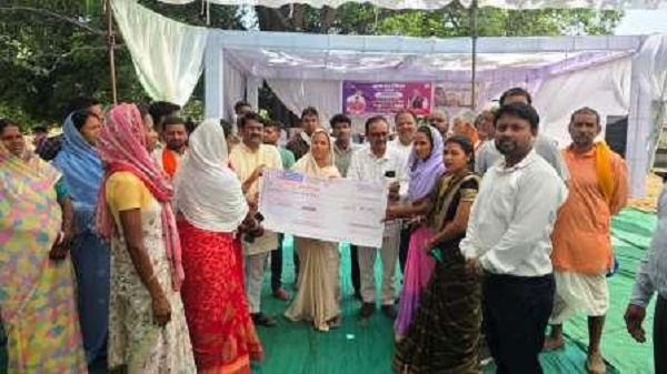 बिहान&rsquo; योजना से महिला सशक्तिकरण को मिला बल, तिरंगा आजिविका संगठन को मिला 60 हजार रुपये का चेक