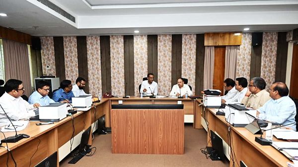'नगरीय निकाय से समन्वय कर शहर के बीच बनने वाली सड़कों में निर्माण के दौरान ही करें नाली, अंडरग्राउंड केबल, पाइपलाइन के लिए प्रावधान&rsquo;