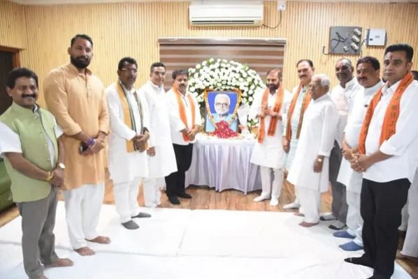  गृह मंत्री व स्वास्थ्य मंत्री ने स्वर्गीय सेन को दी श्रद्धांजली