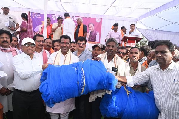 सुशासन तिहार में मछली पालक किसान नारायण व तीरथ को मिला शासन की योजनाओं का लाभ
