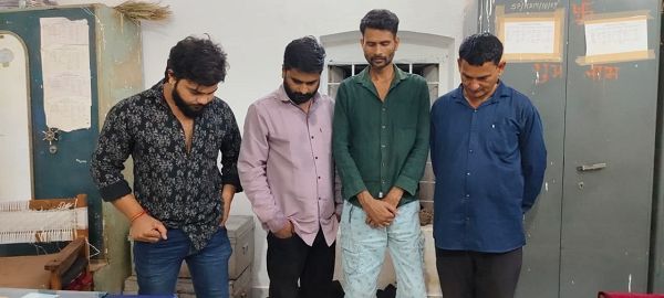 *नेताजी के मकान में संचालित जुए के फड़ पर पुलिस की दबिश, 04 जुआरी गिरफ्तार**