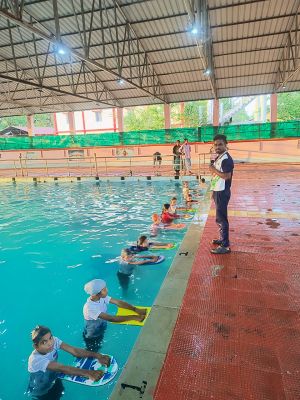 ग्रीष्मकालीन खेल प्रशिक्षण शिविर : बैगा बच्चे तैराकी का ले रहे हैं आनंद