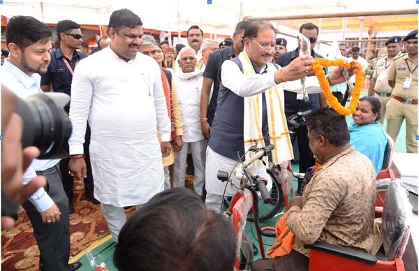 &rsquo;जब मुख्यमंत्री श्री साय ने थामा हाथ, तो दिव्यांग हितग्राही की जिंदगी में लौटी उम्मीद की रौशनी&rsquo;
