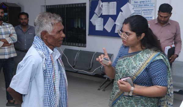  सुशासन तिहार बना बुजुर्गों का सहारा, 74 वर्षीय कोटवार को मिला श्रवण यंत्र