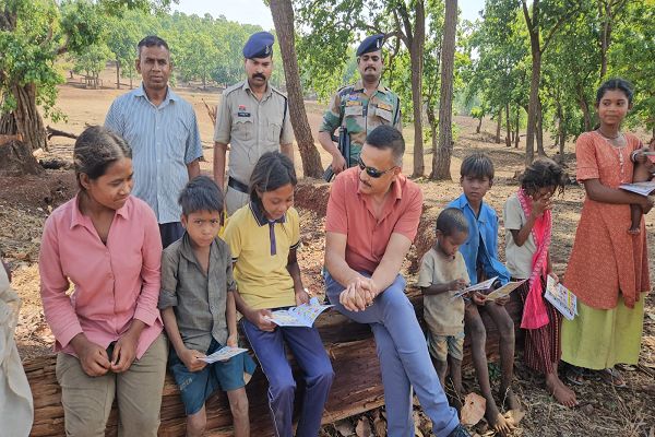 पुलिस अधीक्षक धर्मेन्द्र सिंह ने वनांचल में लगाई जनचौपाल, ग्रामीणों की समस्याएं सुनीं और बच्चों को वितरित की शैक्षणिक सामग्री।
