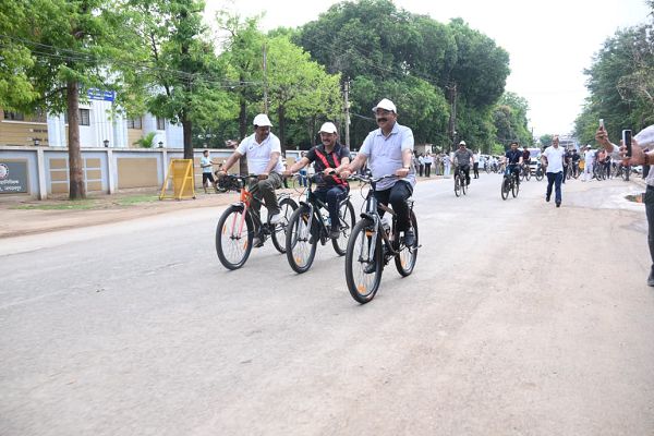 उप मुख्यमंत्री श्री अरुण साव ने सायकल चलाकर फिट रहने और पर्यावरण संरक्षण का दिया संदेश