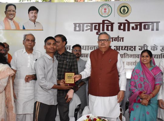  वनांचल के सपनों को मिल रहे पंख : छात्रवृत्ति योजना से बढ़ रहा बच्चों का आत्मविश्वास