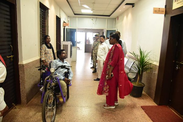 दिव्यांग अरूण बंजारे को मिली मोटराइज्ड ट्राइसाइकिल