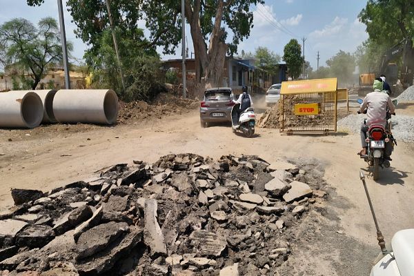 सांसद संतोष पांडेय के निरीक्षण के बाद सड़क का निर्माण कार्य प्रारंभ, सांसद ने गत दिवस पोंडी में राष्ट्रीय राजमार्ग अंतर्गत निर्माणाधीन नाली निर्माण कार्य का किया था निरीक्षण, सड़क निर्माण कार्य शीघ्र शुरू करने दिए थे निर्देश