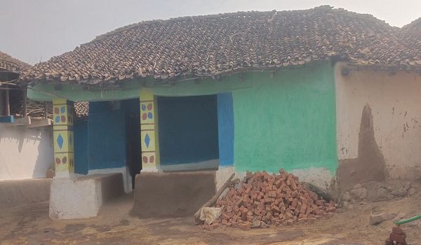 पुराने कच्चे मकान में रह रहे हितग्राही, फिर किस आधार पर पूरी हुई पीएम आवास योजना, 