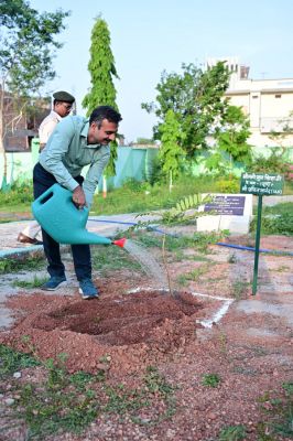 प्रभारी सचिव श्री अंकित आनंद ने &lsquo;एक पेड़ माँ के नाम&rsquo; अभियान के तहत किया पौधरोपण
