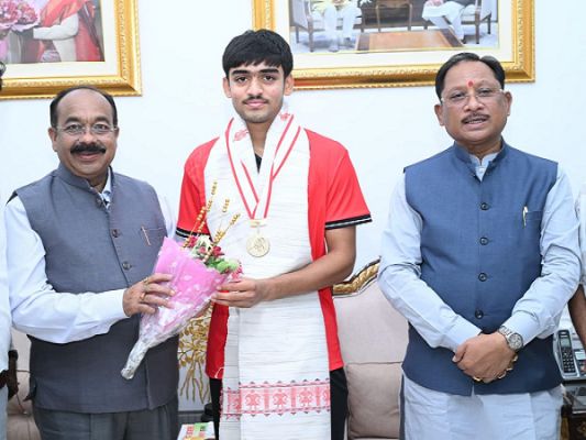 अंडर-18 एशिया कप विजेता हॉकी खिलाड़ी अवि मानिकपुरी ने मुख्यमंत्री श्री विष्णुदेव साय से की सौजन्य भेंट