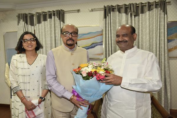  राज्यपाल श्री रमेन डेका ने किया लोकसभा अध्यक्ष श्री बिड़ला का आत्मीय स्वागत
