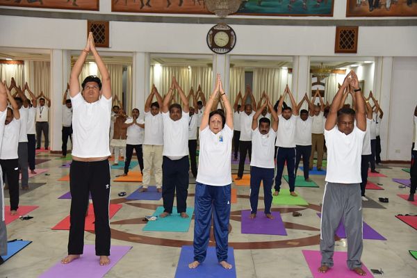 अंतर्राष्ट्रीय योग दिवस पर लोकभवन में किया गया योगाभ्यास