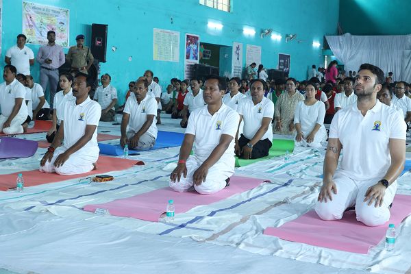  रायगढ़ में उत्साह और जनभागीदारी के साथ मनाया गया अंतर्राष्ट्रीय योग दिवस