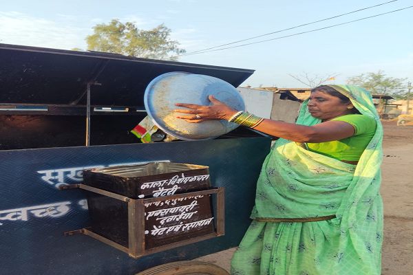 चार प्रकार के कचरे डिब्बे में कचरा एकत्रित करनें चल रहा जागरूकता अभियान